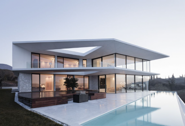 Villa minimalis dengan teras yang luas